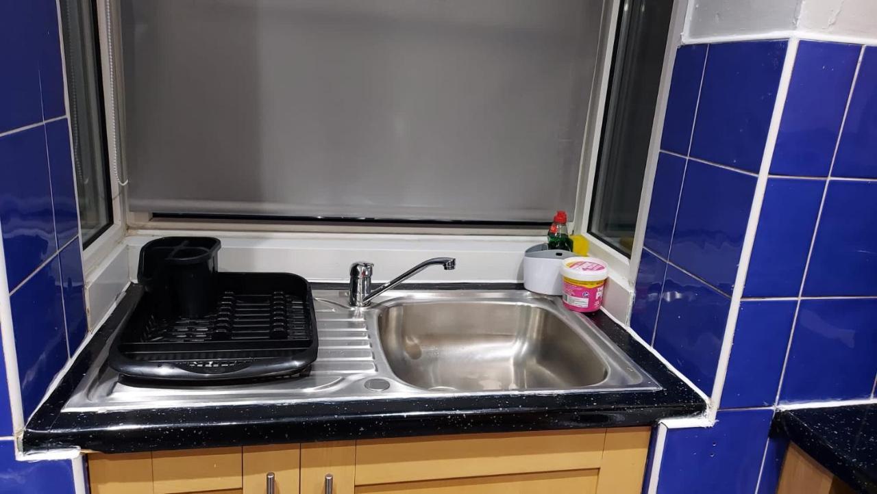 Hilltop Place , Parkway M1 J33 Holiday home *
