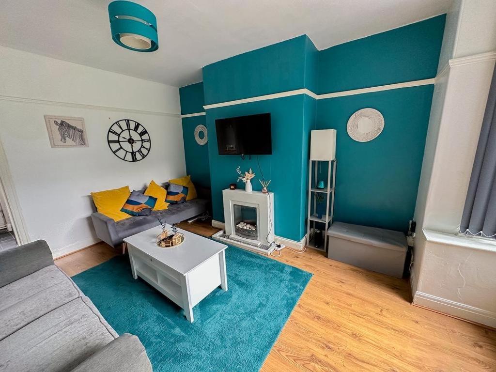 Hilltop Place , Parkway M1 J33 *
